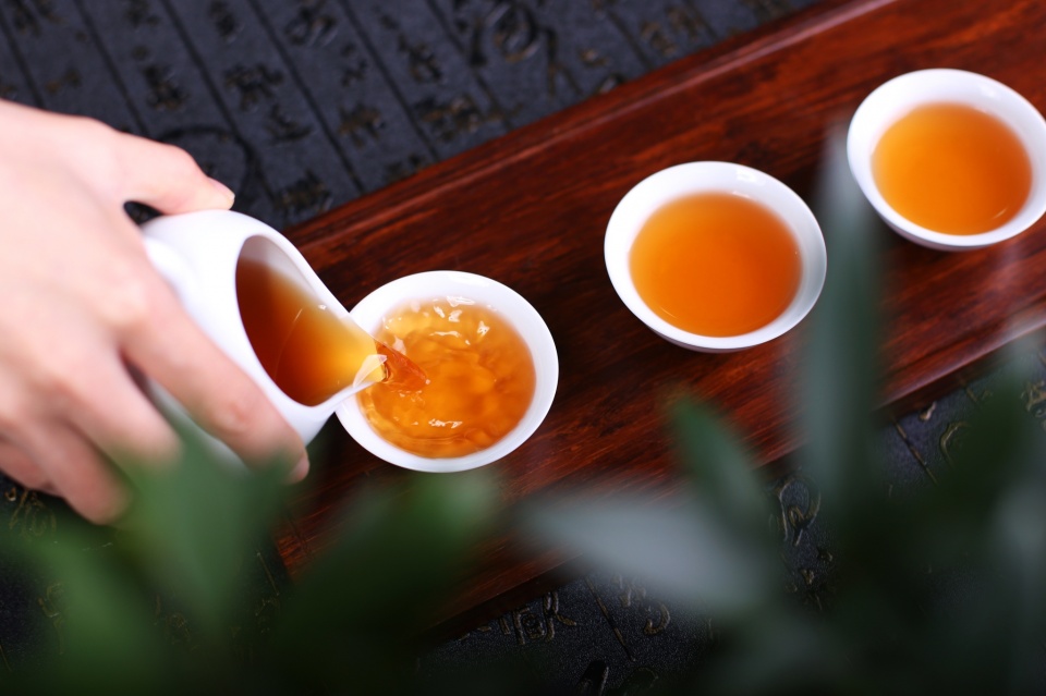 《茶与健康》冬季养生主色调：中国红+霸气黑